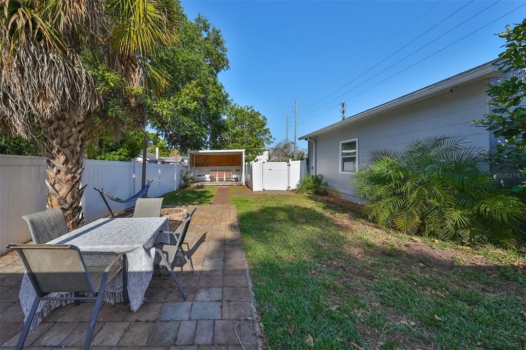 Active With Contract: $359,000 (2 beds, 1 baths, 897 Square Feet)
