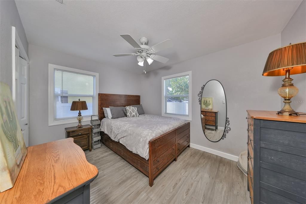 Active With Contract: $359,000 (2 beds, 1 baths, 897 Square Feet)