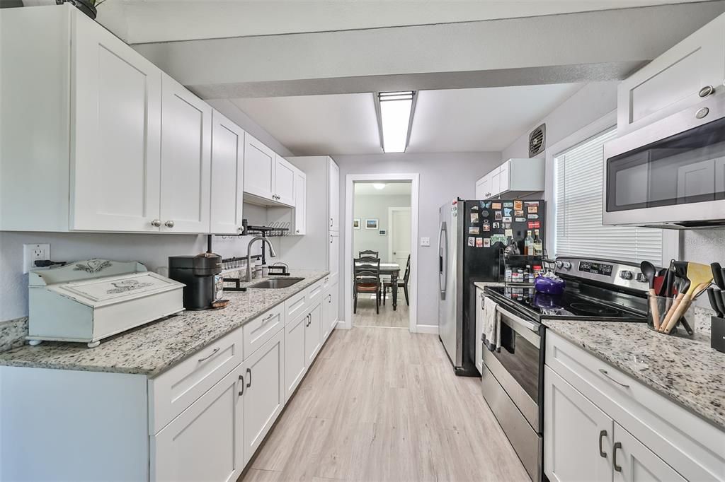 For Sale: $359,000 (2 beds, 1 baths, 897 Square Feet)
