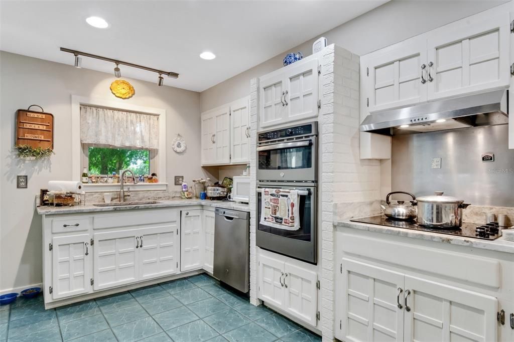 Recently Sold: $1,295,000 (3 beds, 2 baths, 2644 Square Feet)