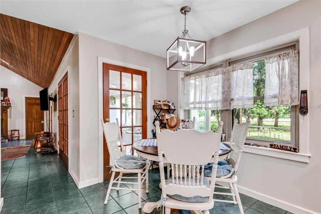 Recently Sold: $1,295,000 (3 beds, 2 baths, 2644 Square Feet)