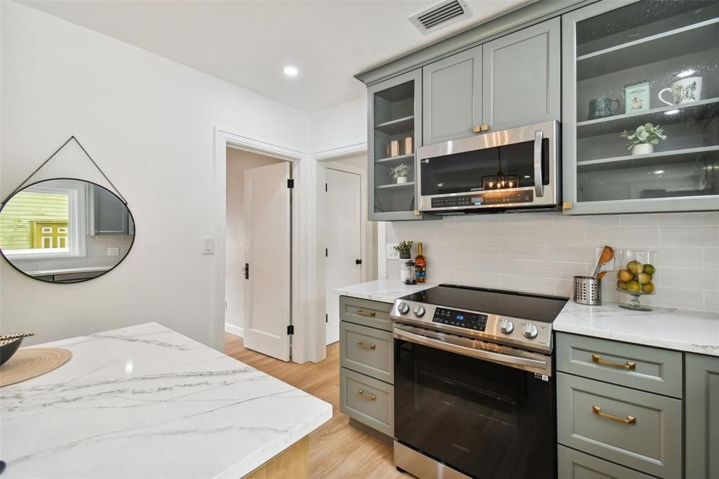 Active With Contract: $424,900 (2 beds, 1 baths, 1040 Square Feet)