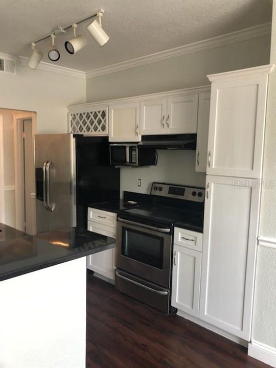 For Rent: $1,500 (1 beds, 1 baths, 854 Square Feet)