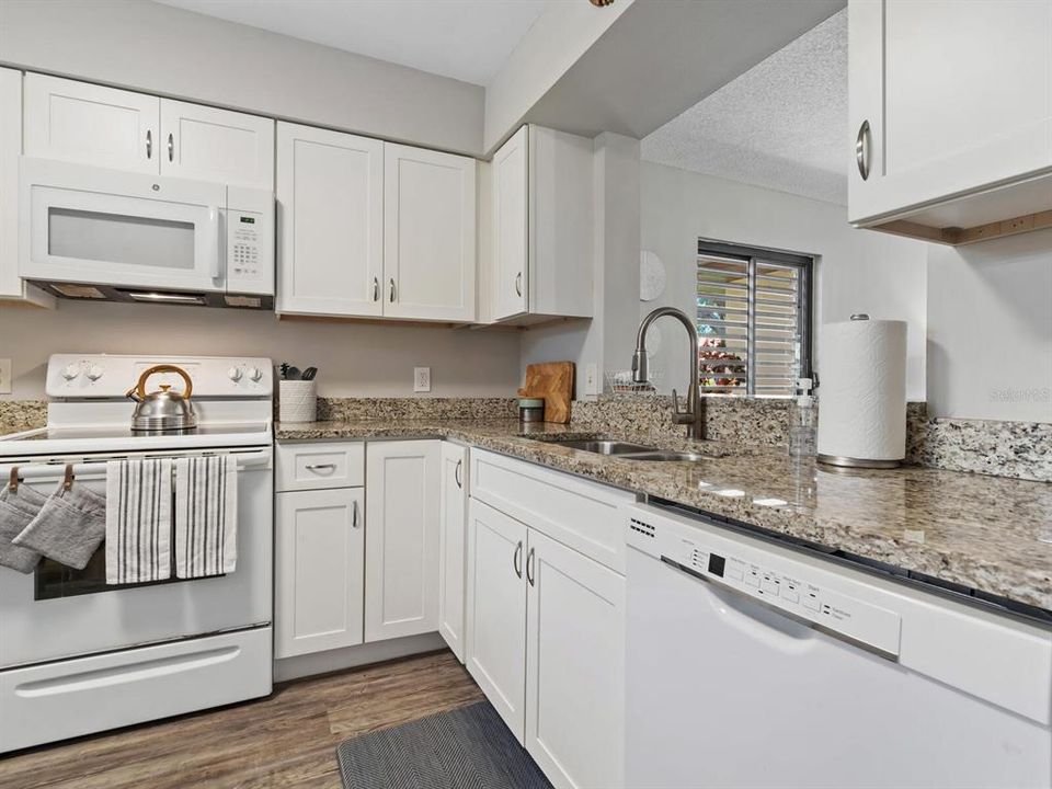 For Sale: $325,900 (2 beds, 2 baths, 1065 Square Feet)