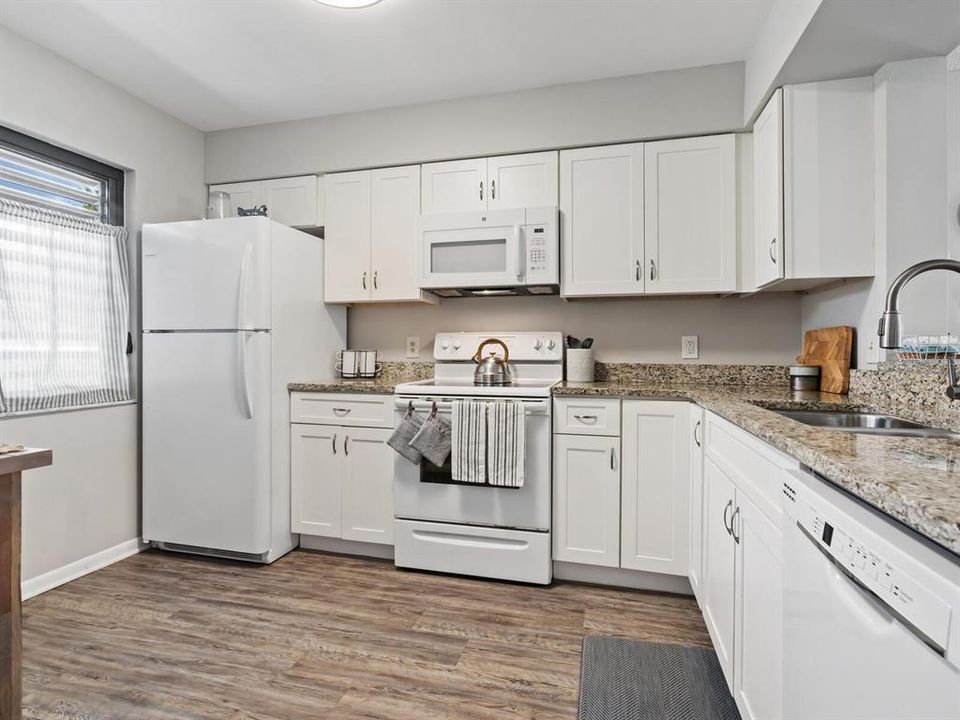 For Sale: $325,900 (2 beds, 2 baths, 1065 Square Feet)