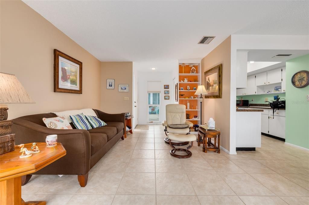 Active With Contract: $190,000 (1 beds, 1 baths, 814 Square Feet)