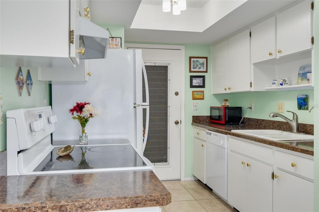 Active With Contract: $190,000 (1 beds, 1 baths, 814 Square Feet)