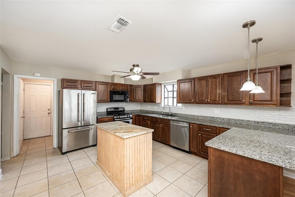 For Sale: $289,000 (3 beds, 2 baths, 1401 Square Feet)