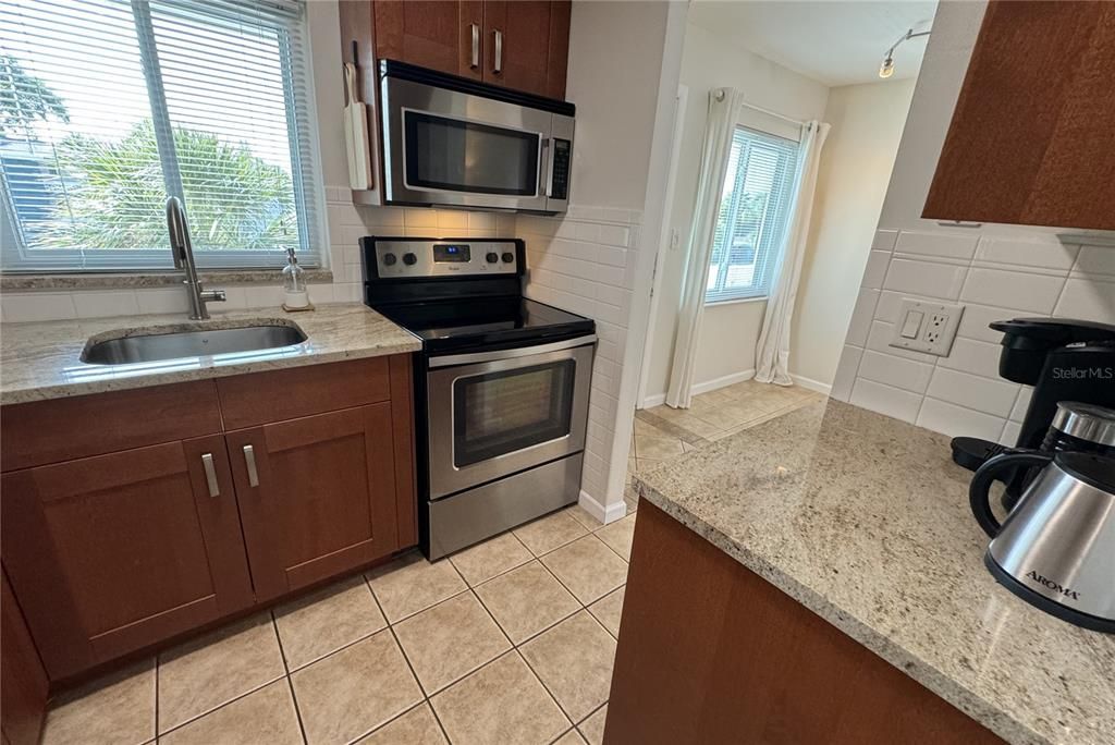 Active With Contract: $129,900 (1 beds, 1 baths, 576 Square Feet)