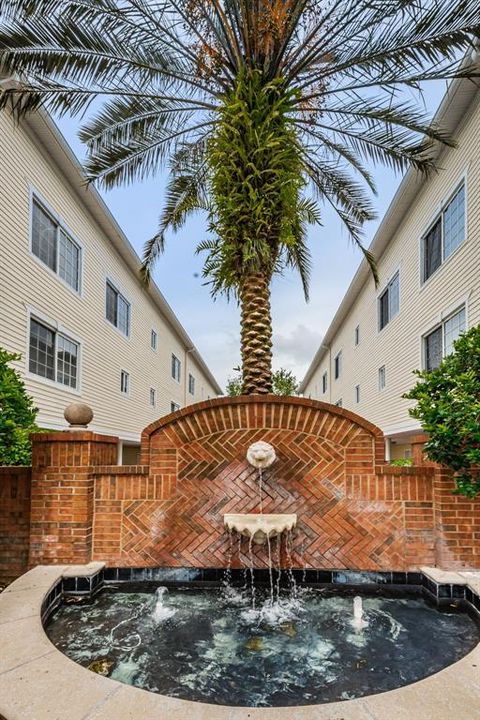 Active With Contract: $1,800 (1 beds, 1 baths, 944 Square Feet)