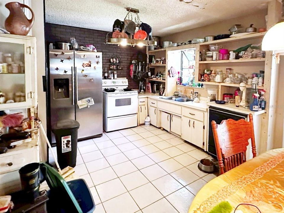 For Sale: $199,000 (2 beds, 1 baths, 1026 Square Feet)