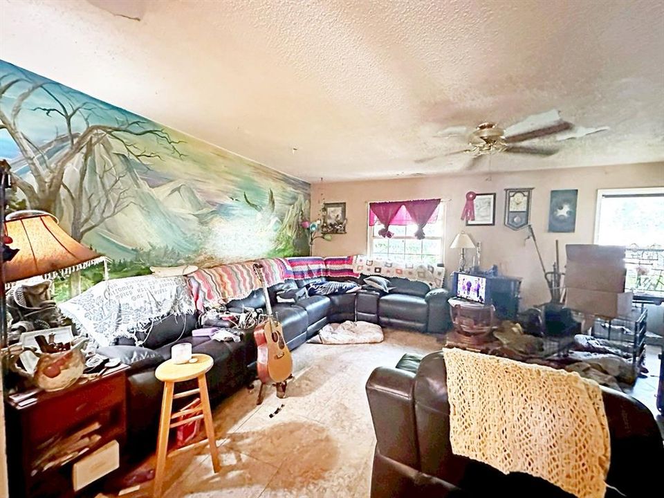 For Sale: $199,000 (2 beds, 1 baths, 1026 Square Feet)