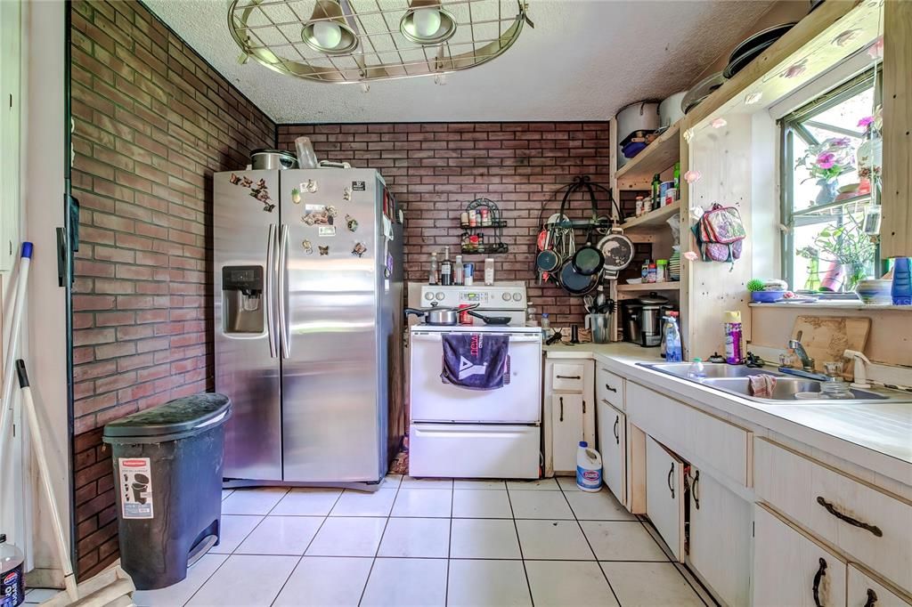 For Sale: $199,000 (2 beds, 1 baths, 1026 Square Feet)