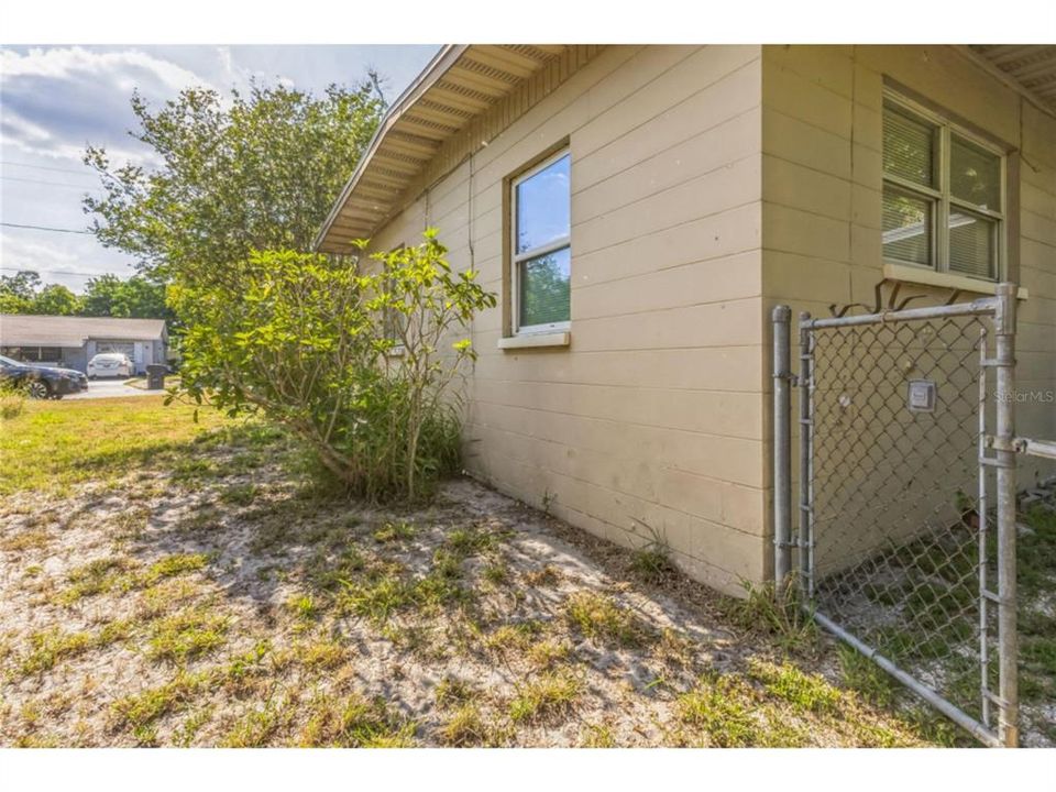 For Sale: $173,000 (3 beds, 1 baths, 912 Square Feet)