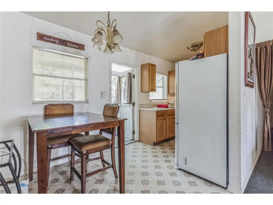 For Sale: $173,000 (3 beds, 1 baths, 912 Square Feet)