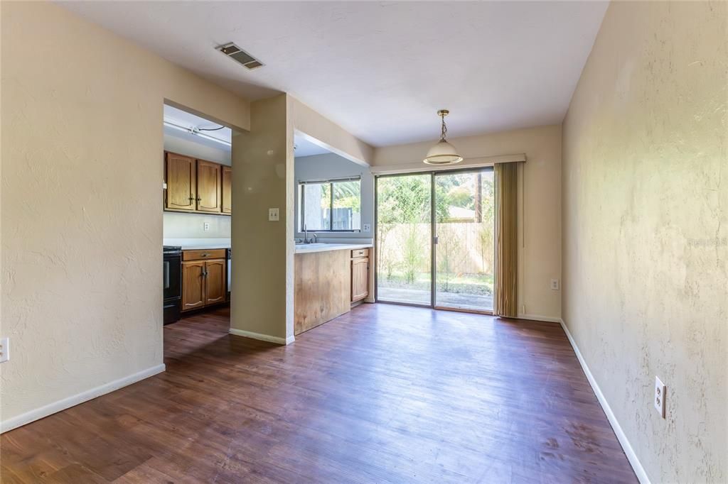 For Sale: $159,500 (2 beds, 1 baths, 938 Square Feet)