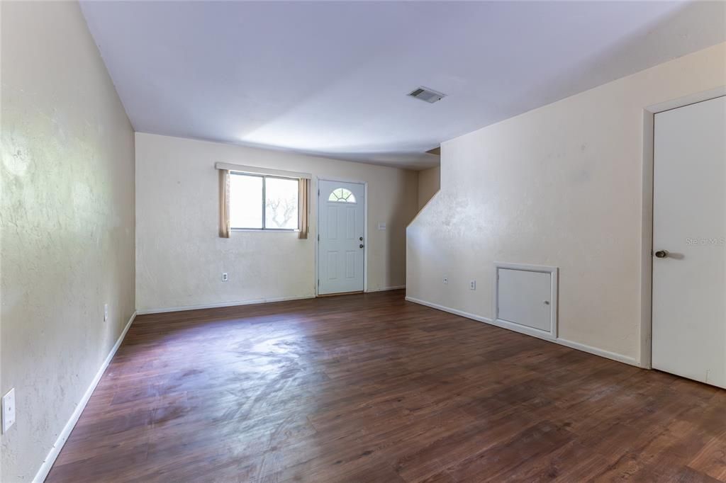 For Sale: $159,500 (2 beds, 1 baths, 938 Square Feet)