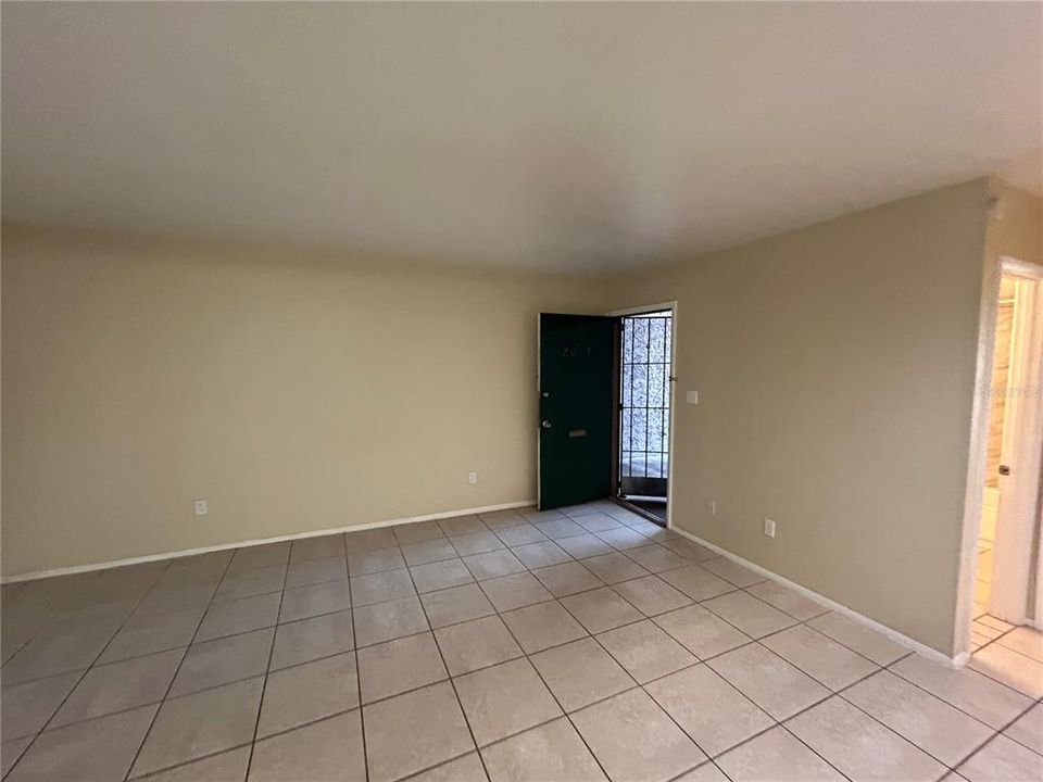For Rent: $1,350 (1 beds, 1 baths, 670 Square Feet)