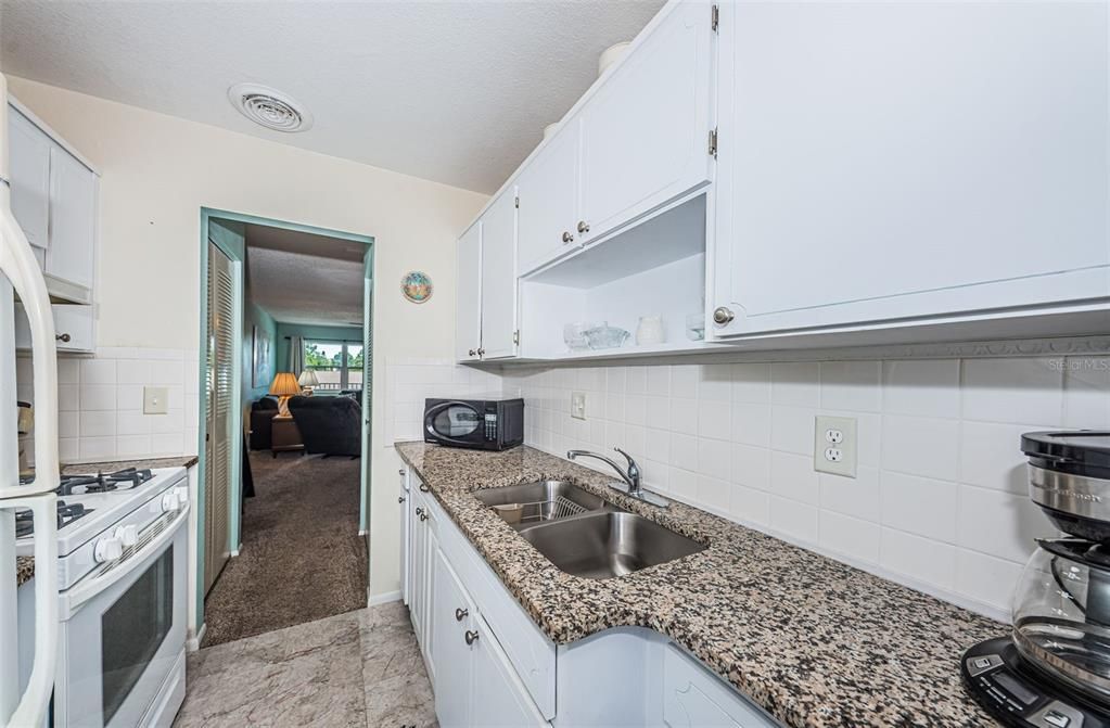 For Sale: $149,999 (2 beds, 2 baths, 915 Square Feet)