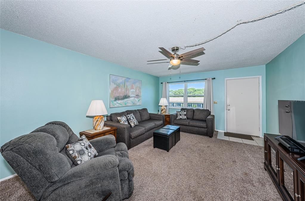 For Sale: $149,999 (2 beds, 2 baths, 915 Square Feet)