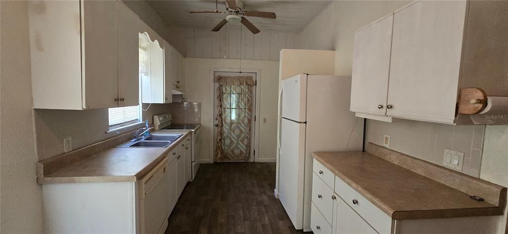 For Rent: $1,400 (3 beds, 1 baths, 1144 Square Feet)