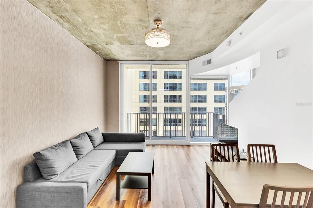 For Sale: $254,900 (1 beds, 1 baths, 715 Square Feet)