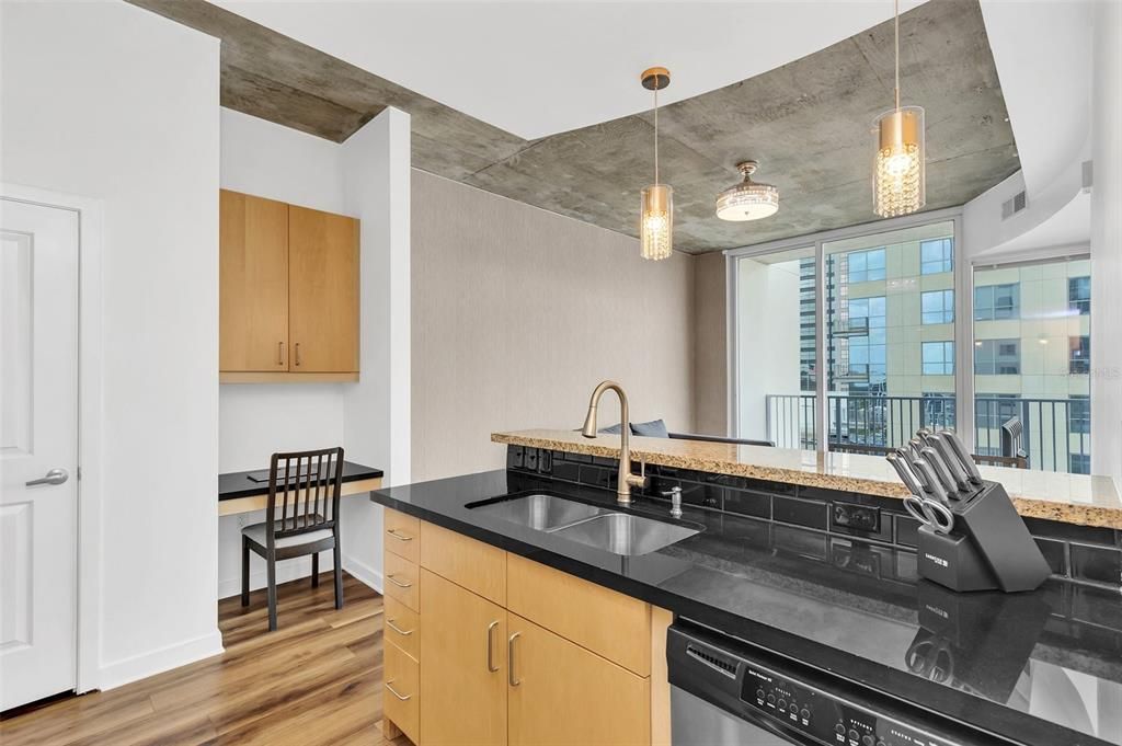 For Sale: $254,900 (1 beds, 1 baths, 715 Square Feet)