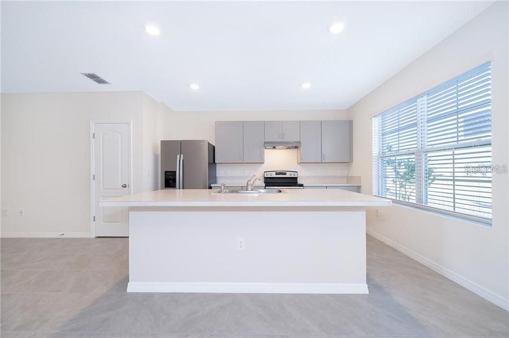 Active With Contract: $2,150 (3 beds, 2 baths, 1624 Square Feet)