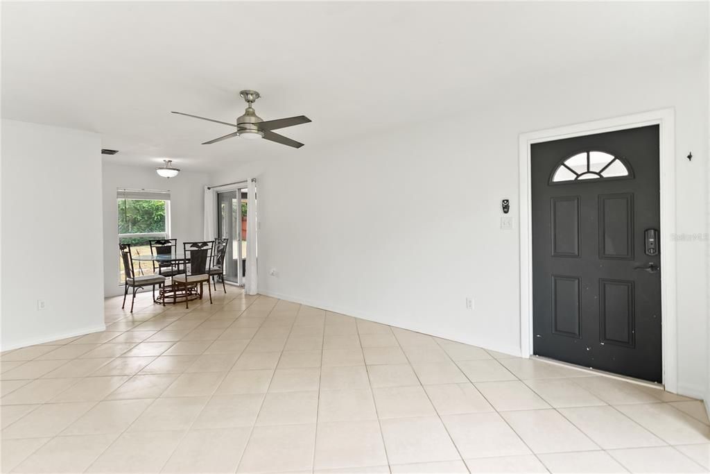 Active With Contract: $299,900 (2 beds, 1 baths, 913 Square Feet)