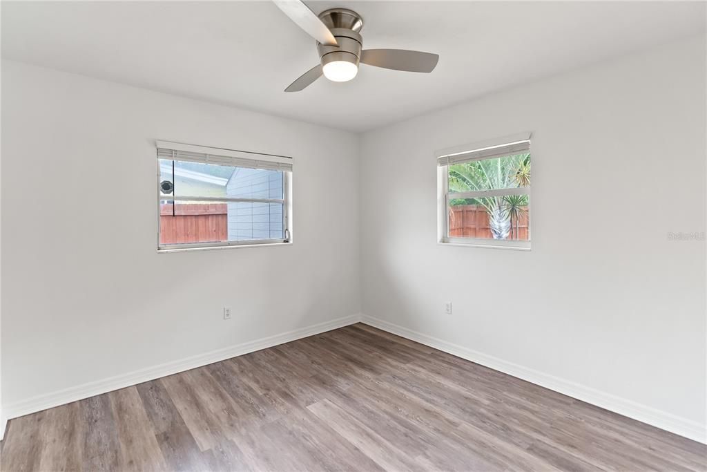 For Sale: $299,900 (2 beds, 1 baths, 913 Square Feet)