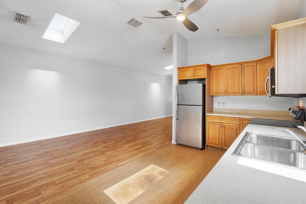 Active With Contract: $1,800 (1 beds, 1 baths, 1000 Square Feet)