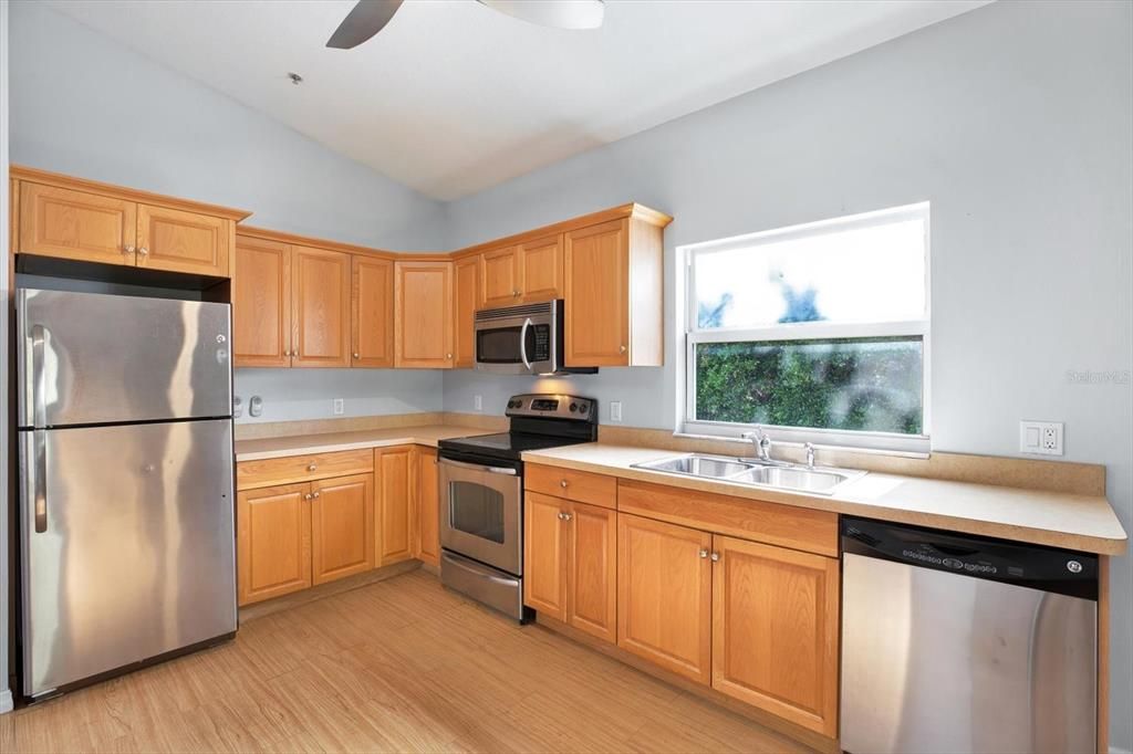 Active With Contract: $1,800 (1 beds, 1 baths, 1000 Square Feet)