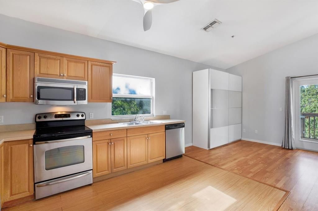 Active With Contract: $1,800 (1 beds, 1 baths, 1000 Square Feet)