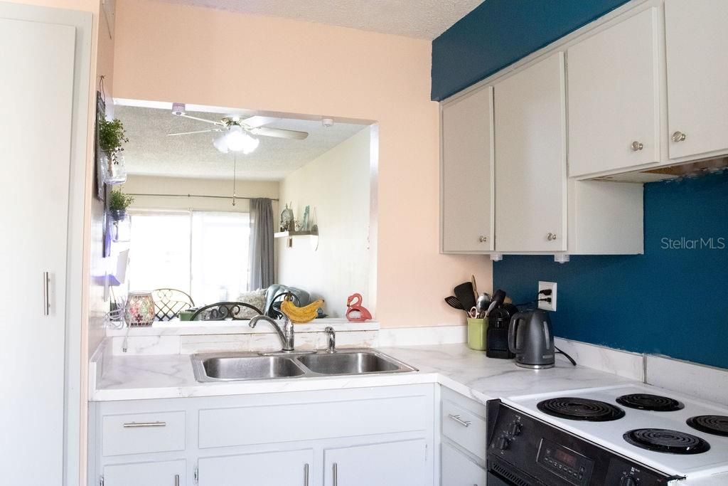 For Sale: $115,000 (1 beds, 1 baths, 714 Square Feet)