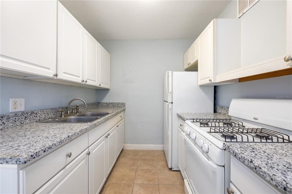 Active With Contract: $140,000 (1 beds, 1 baths, 574 Square Feet)