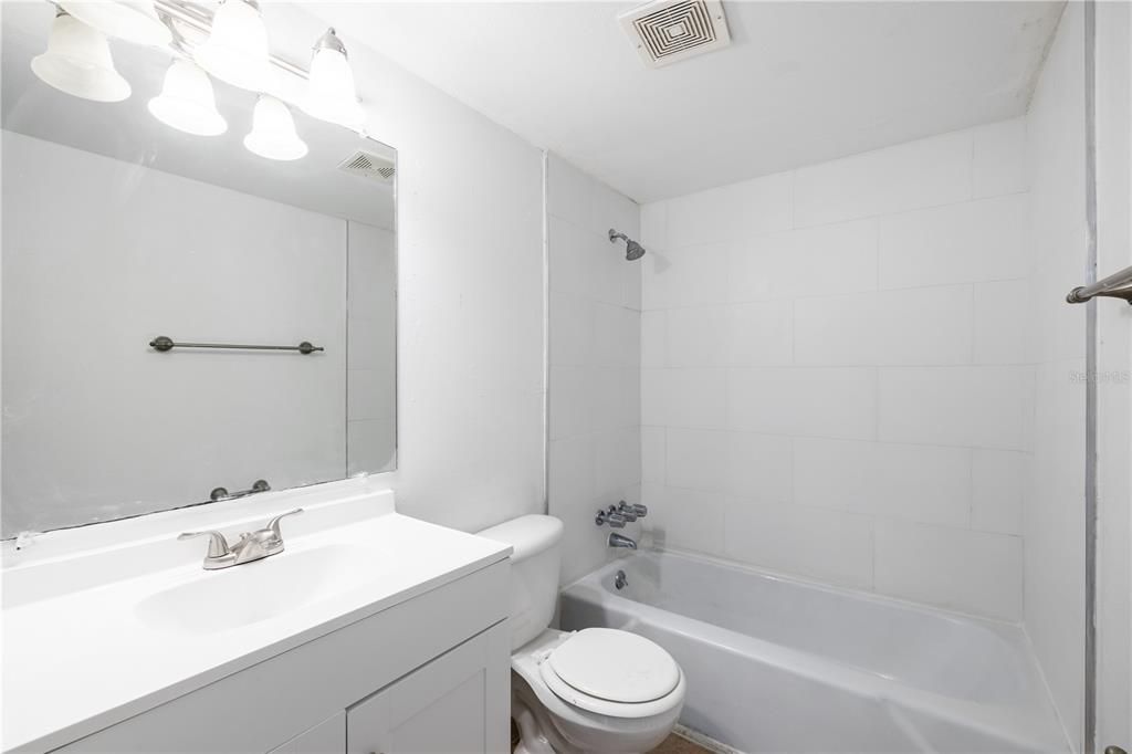 Active With Contract: $140,000 (1 beds, 1 baths, 574 Square Feet)