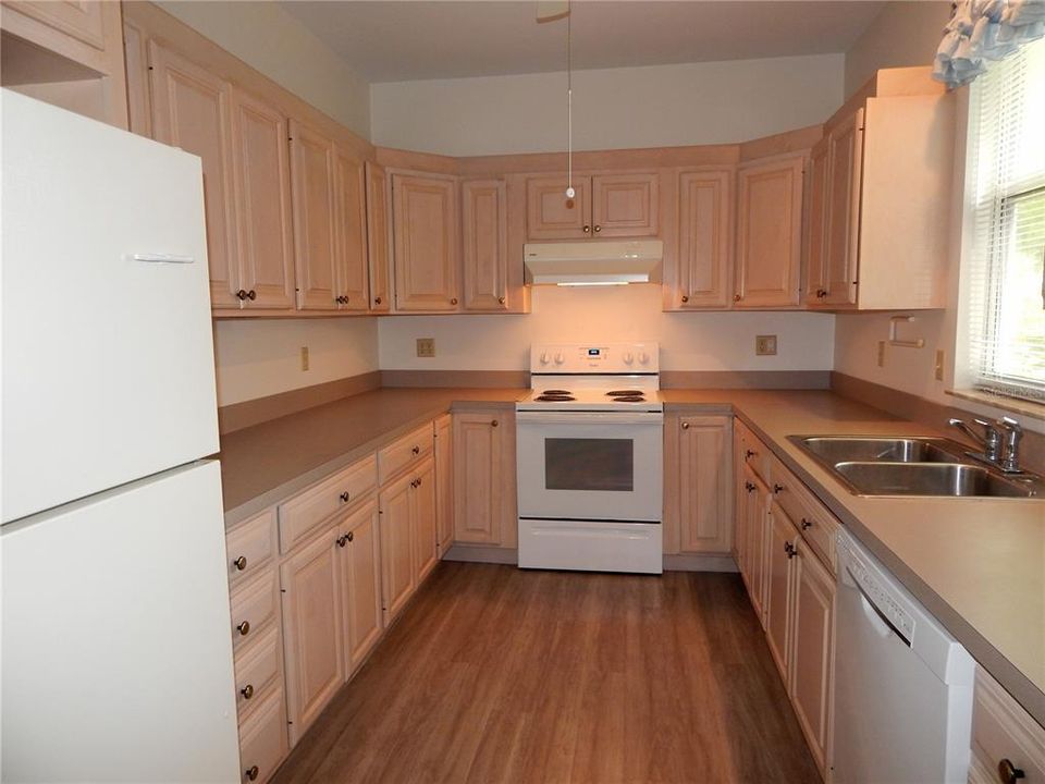 For Sale: $245,000 (2 beds, 1 baths, 1222 Square Feet)