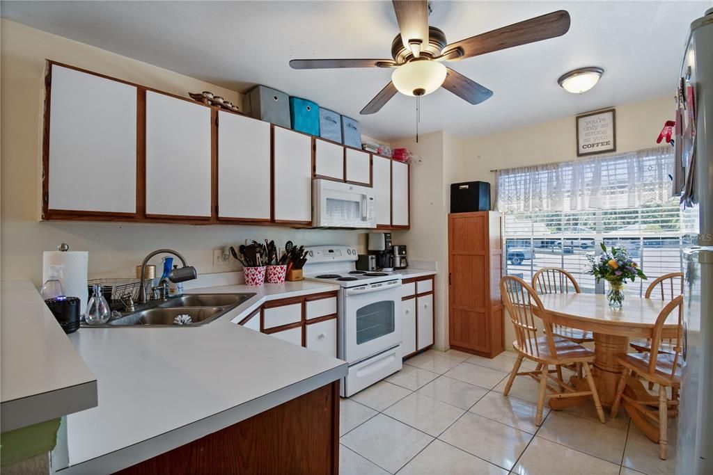 For Sale: $349,800 (3 beds, 2 baths, 1195 Square Feet)