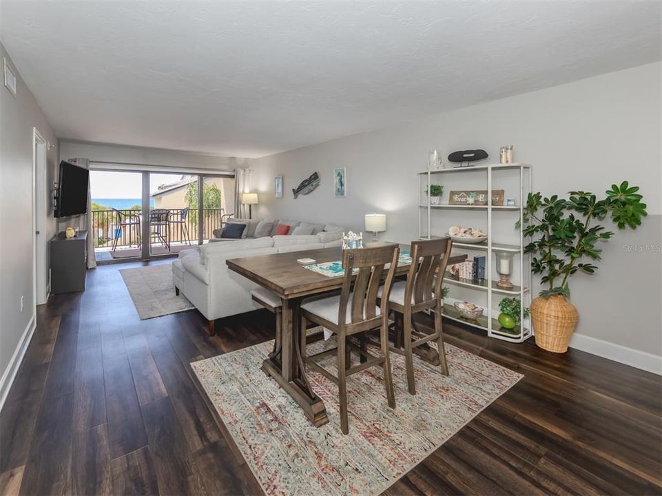 For Sale: $715,000 (2 beds, 2 baths, 1075 Square Feet)