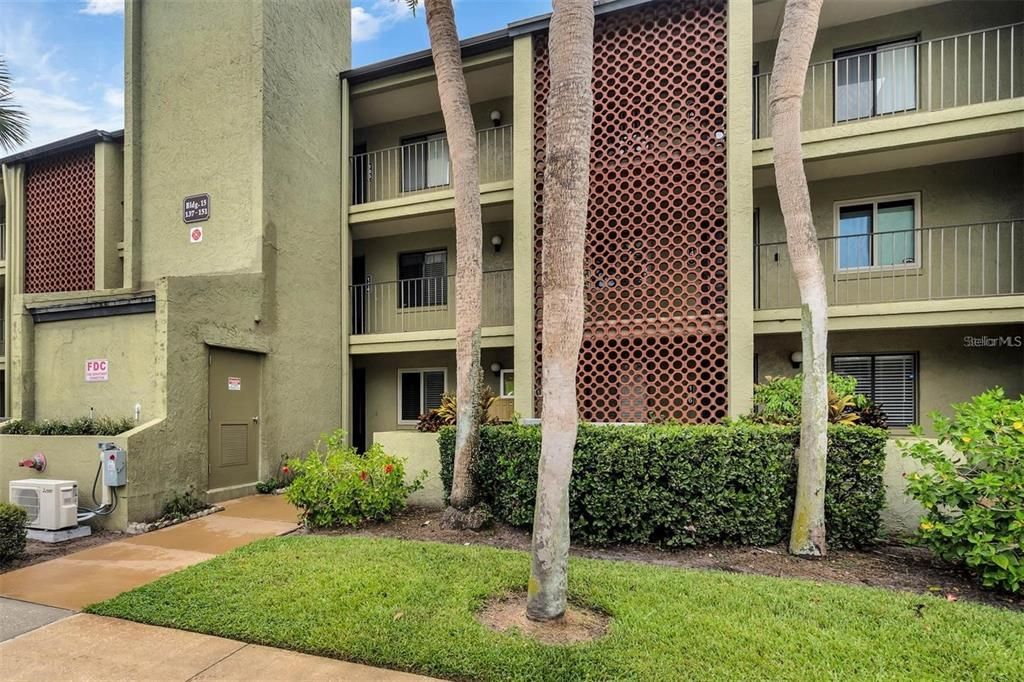 For Sale: $255,900 (2 beds, 2 baths, 1341 Square Feet)