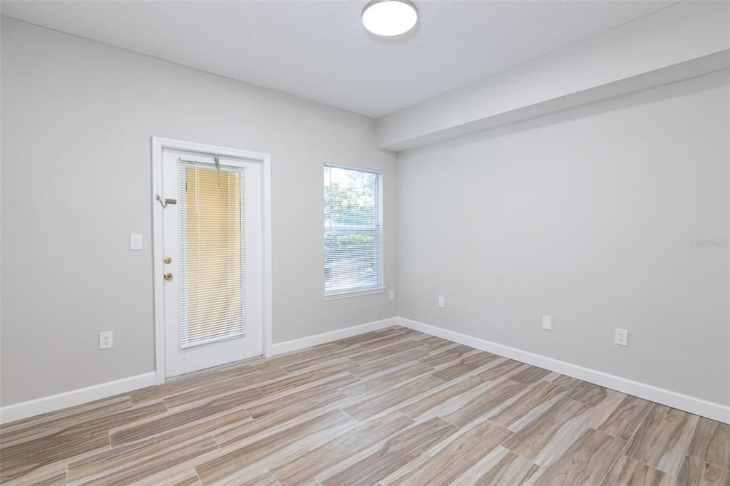 Active With Contract: $179,000 (1 beds, 1 baths, 734 Square Feet)