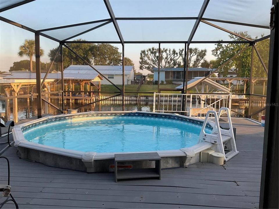 15’ Round vinyl pool in sunken deck with enclosure