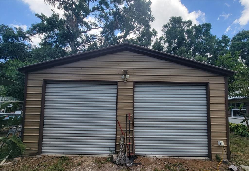 LARGE FRONT SHED/WORKPLACE/GARAGE