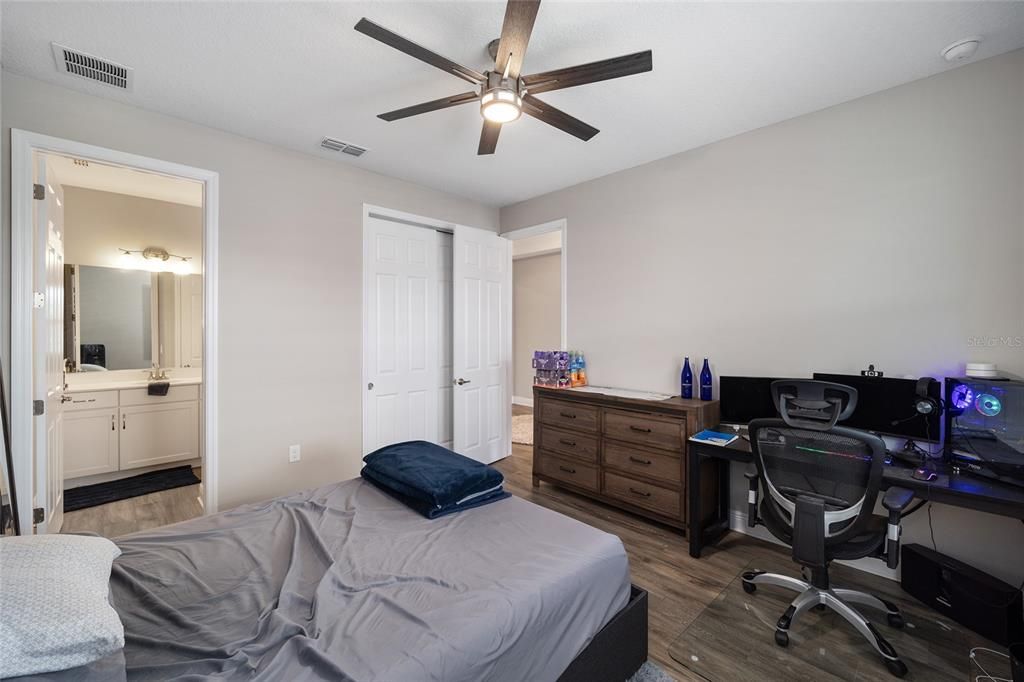 Guest Bedroom, Murphy bed conveys