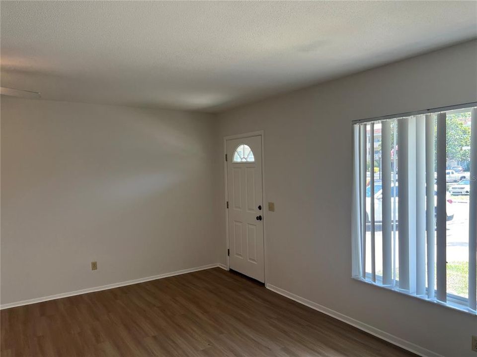 Active With Contract: $1,250 (1 beds, 1 baths, 825 Square Feet)
