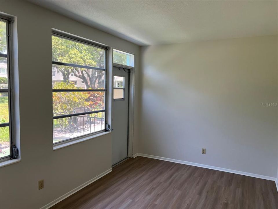 Active With Contract: $1,250 (1 beds, 1 baths, 825 Square Feet)