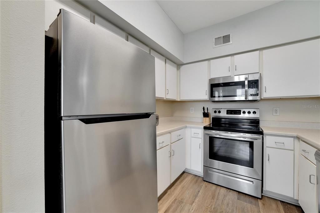 For Sale: $296,000 (1 beds, 1 baths, 1097 Square Feet)