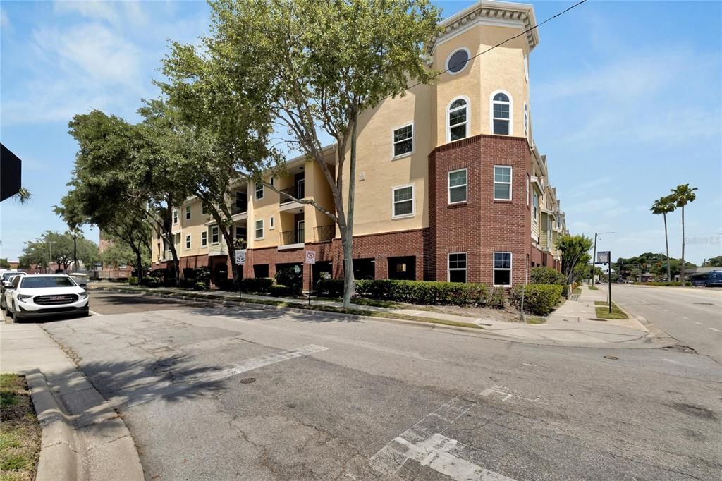 For Sale: $296,000 (1 beds, 1 baths, 1097 Square Feet)