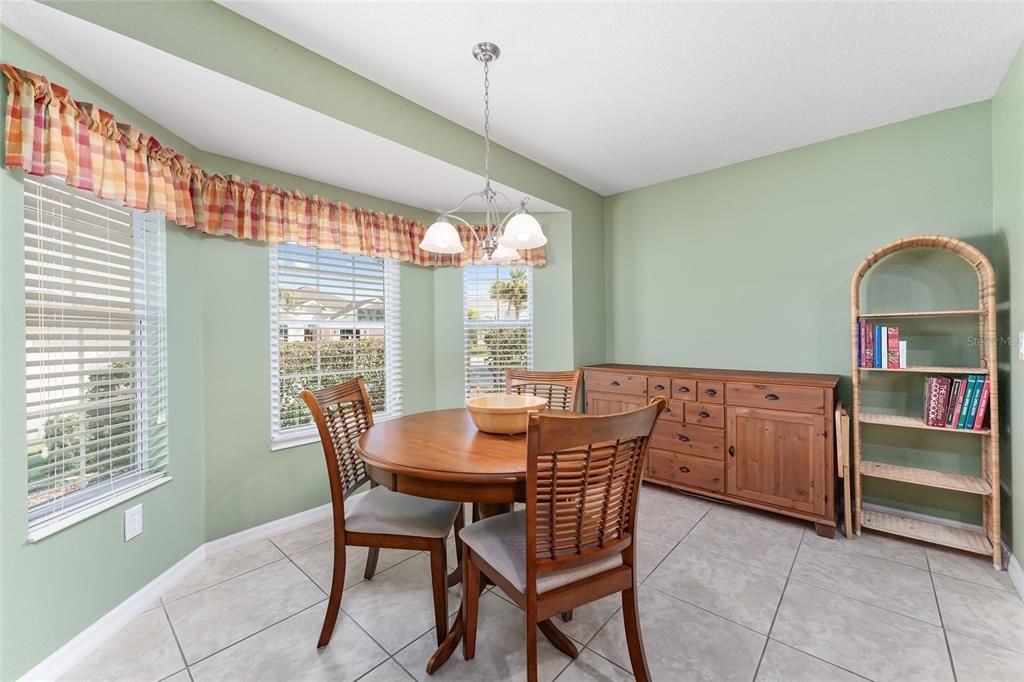 EAT IN AREA IN KITCHEN WITH TABLE & CHAIRS, SIDEBOARD