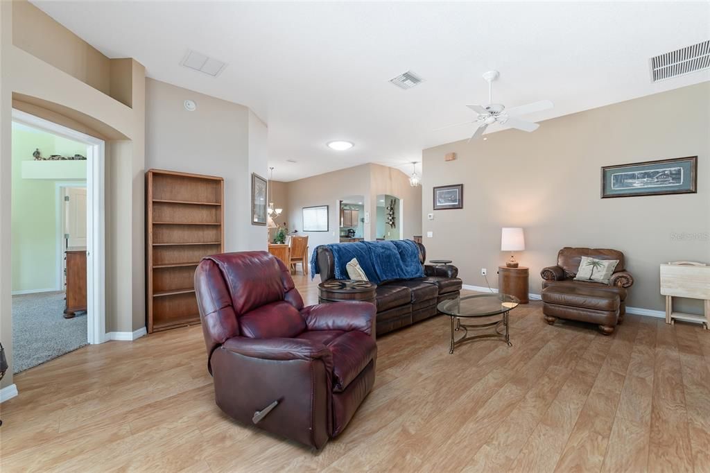 FURNISHED LIVING ROOM WITH LAMINATE FLOORING